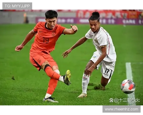 中国队迎战伊拉克队足球赛激情四溢期待精彩对决展现足球魅力与团队精神